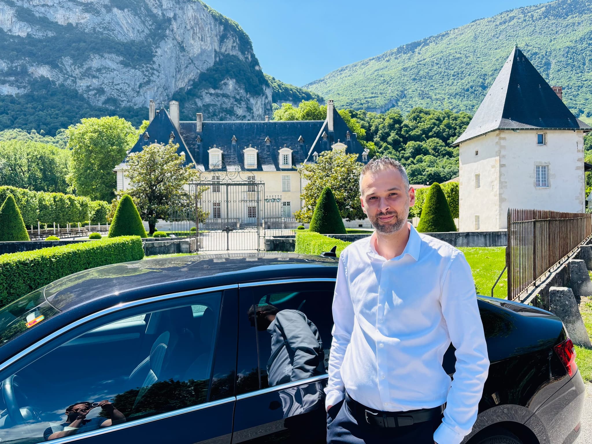 Votre chauffeur VTC Chauffeur des Alpes devant sa berline, près de Grenoble